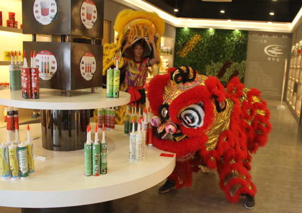 千秋偉業(yè)添錦繡 萬里鵬程展宏圖 —— 常青樹舞獅獻(xiàn)瑞賀新春，歡天喜地迎開工！